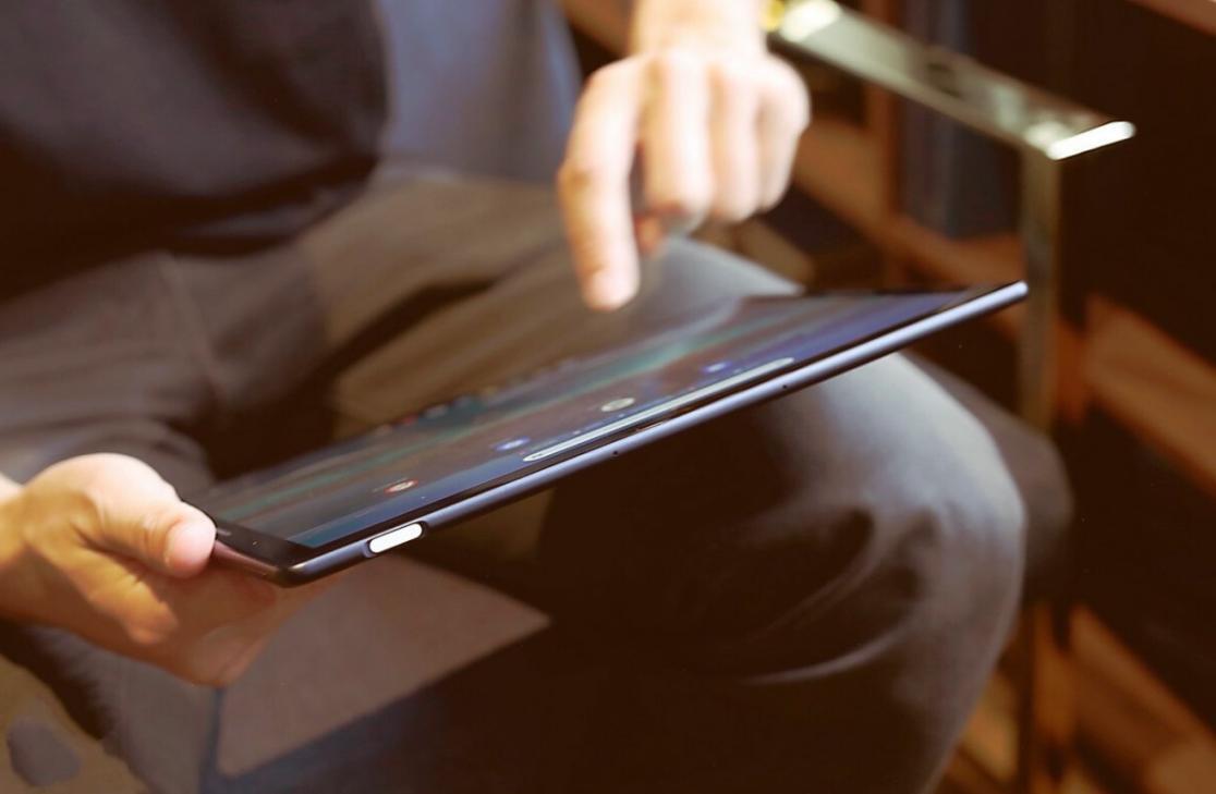 Participant travaillant sur un projet de montage vidéo